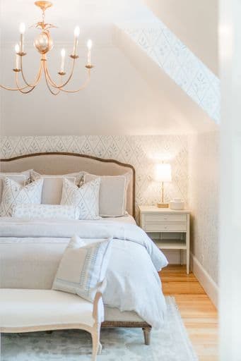.Located on the third floor with a view of the barns, this room has a king-sized bed sitting area, dormer window, writing desk and an extra-large bathroom with a walk-in shower and an original claw foot soaking tub. 415 sq. ft.